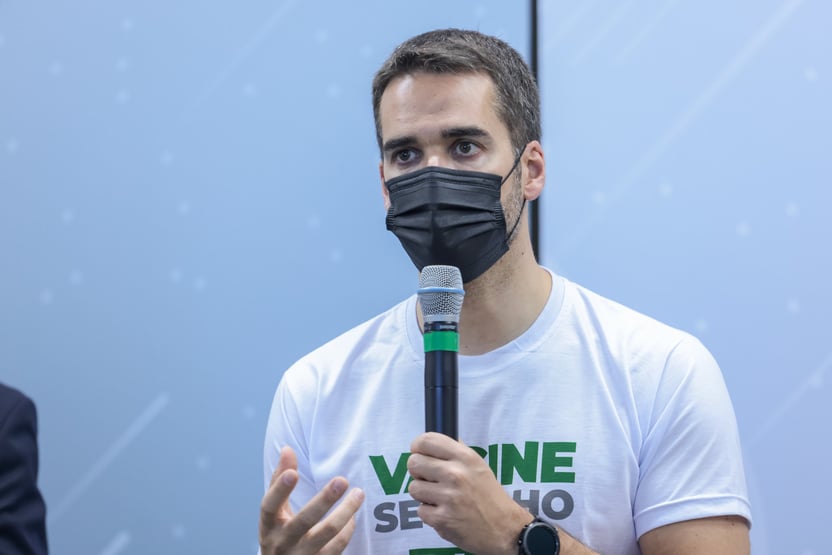 Eduardo Leite topa