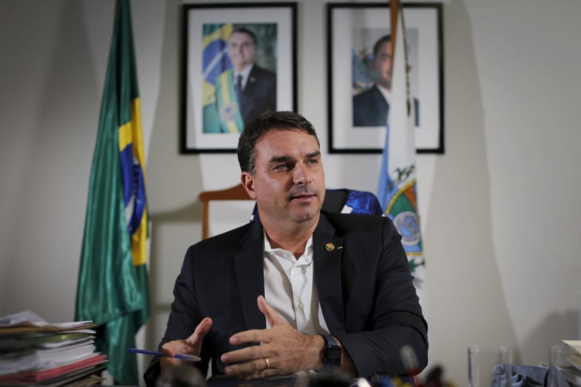 “Tá cheirando a sacanagem”, diz Flávio sobre divulgação de conversa de Milton Ribeiro