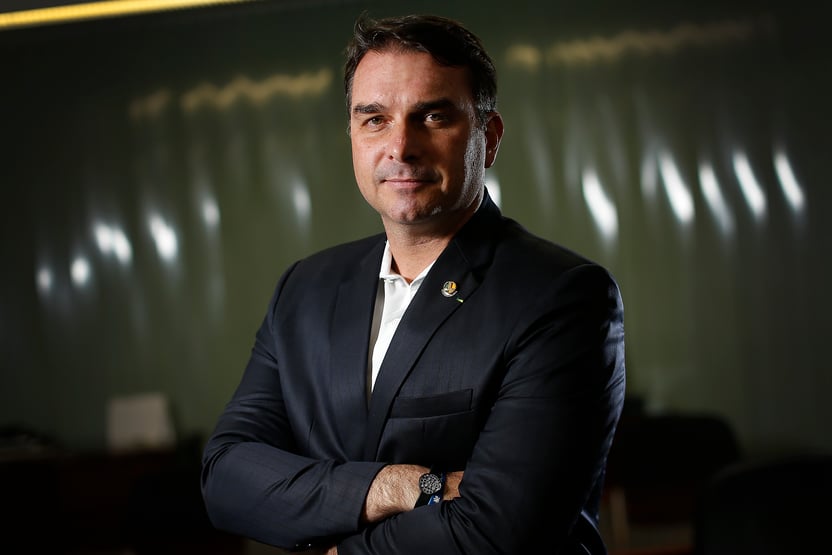 Flávio tenta justificar gastos de Bolsonaro com cartão corporativo: “Segurança”