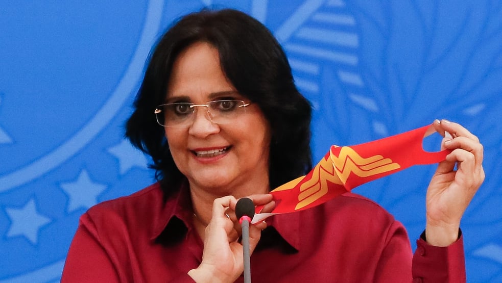 Senado vota convocação de Damares para explicar nota contra passaporte de vacina para crianças