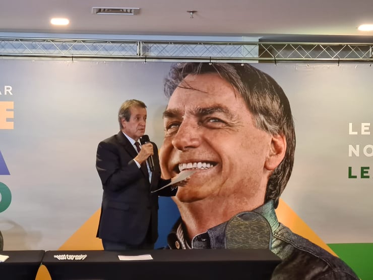 Bolsonaro colhe dinheiro
