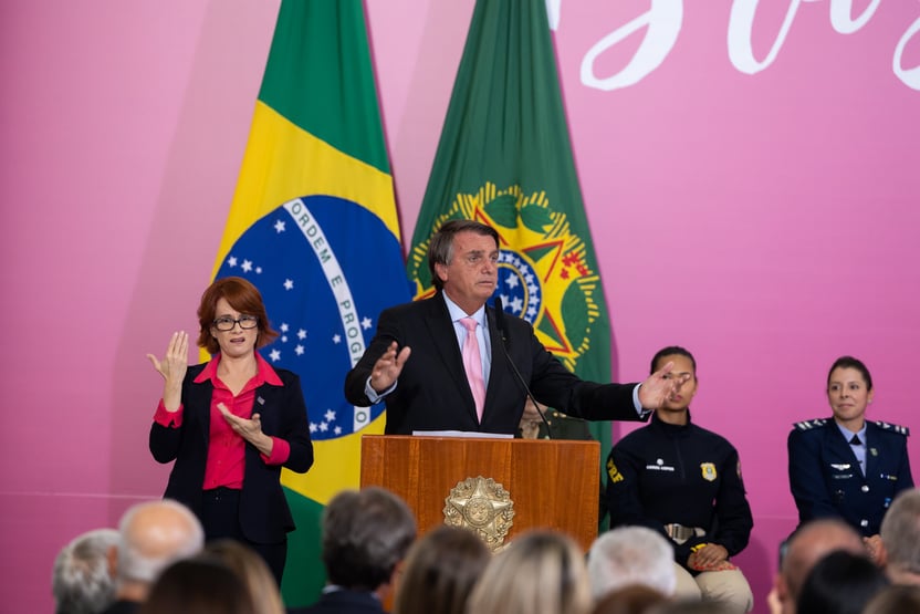 Congresso derruba veto e esvazia decreto de Bolsonaro sobre distribuição de absorventes