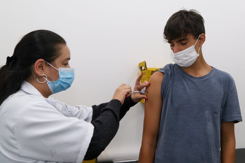 SP começa a aplicar dose de reforço em adolescentes na segunda