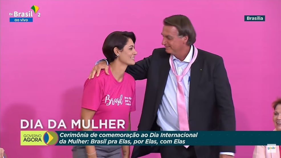 Mirando eleitorado feminino, Bolsonaro libera distribuição de absorventes