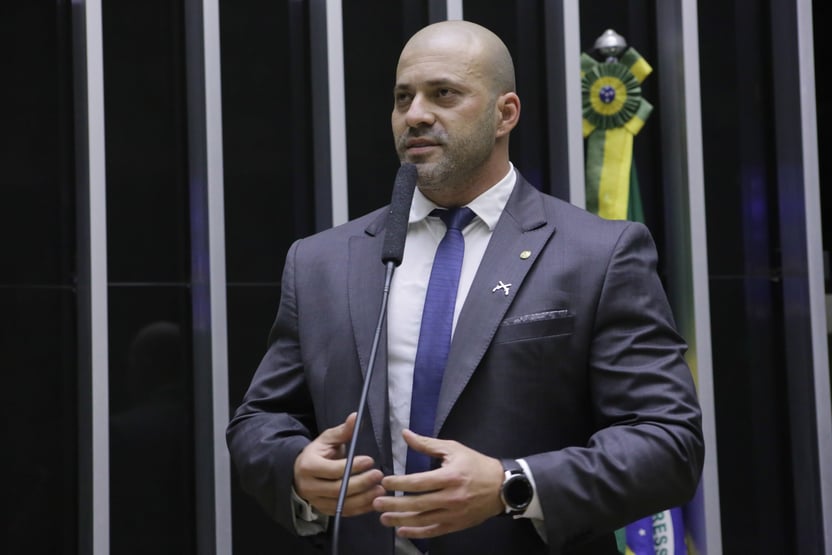 Bolsonaristas fazem nova vaquinha para Daniel Silveira