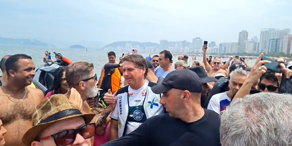 Bolsonaro passeia de jet-ski, ouve gritos de “mito” e “genocida”