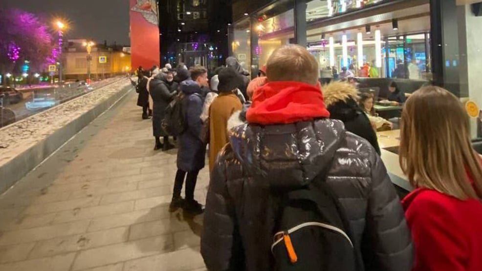 Russos fazem fila pelo último Big Mac