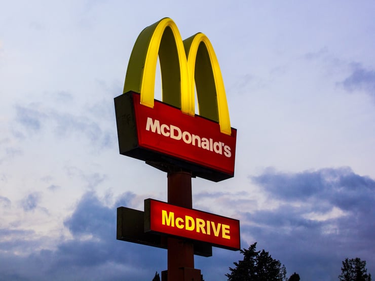 Propagandas enganosas de McPicanha e Whopper Costela entram na mira do Senado