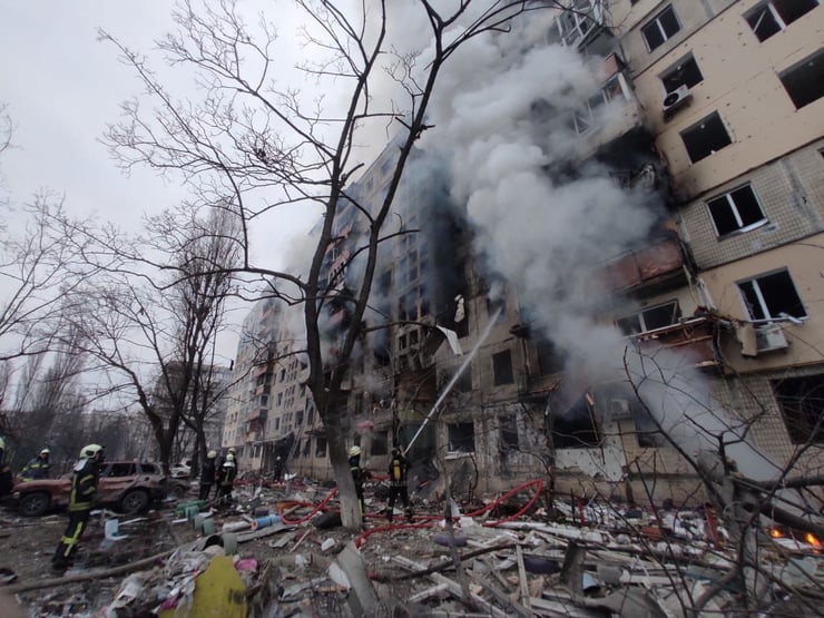 Putin bombardeia hospital infantil em Luhansk