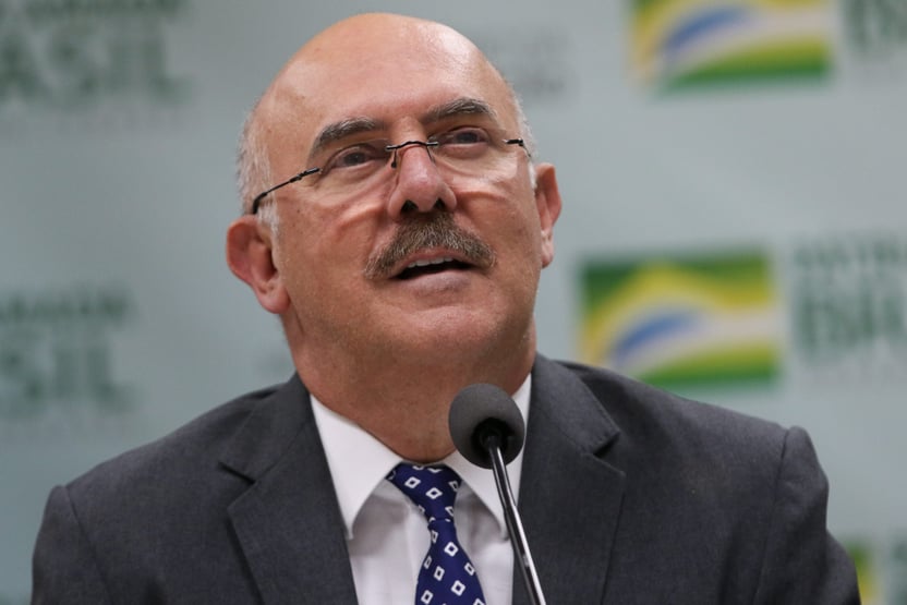 Milton Ribeiro não cometeu crime disparando arma em aeroporto, diz a PF