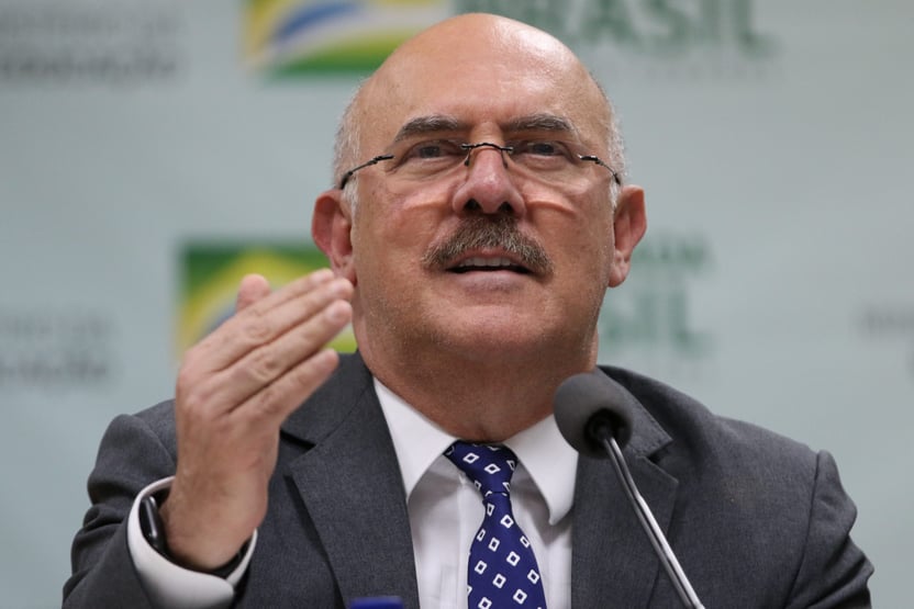 Ministro da Educação discute pedir licença do cargo