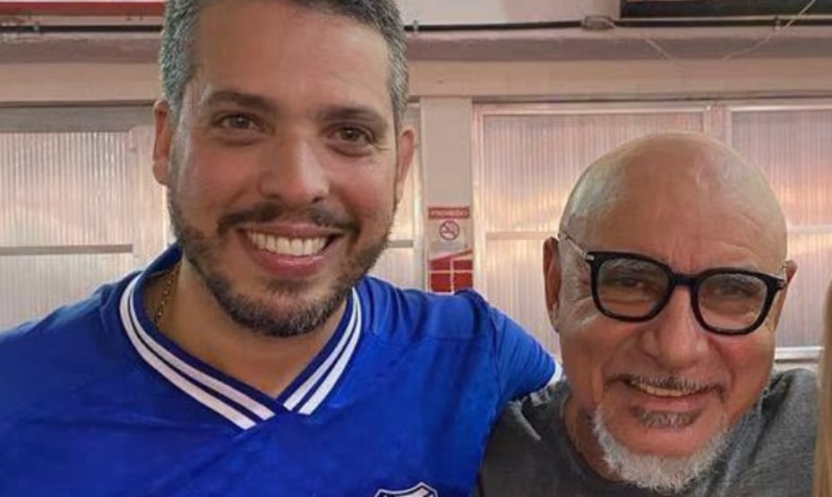 Deputado que quebrou placa de Marielle vai convidar Queiroz para ocupar cargo na Alerj