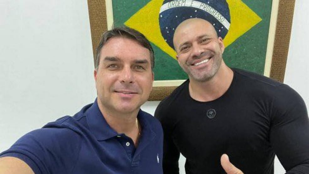“Bolsonaro não deixa nenhum soldado para trás”, diz Flávio, sobre Daniel Silveira