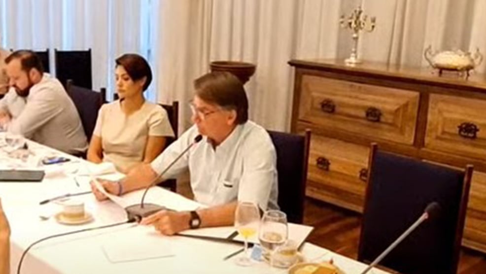 Bolsonaro afronta o STF e perdoa crimes de Daniel Silveira