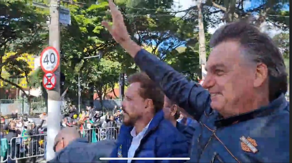 Bolsonaro participa de motociata em São Paulo e comete infração de trânsito