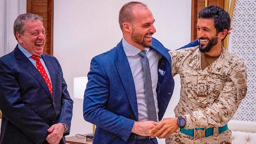 Eduardo Bolsonaro encontra sheik do Bahrein, acusado de tortura