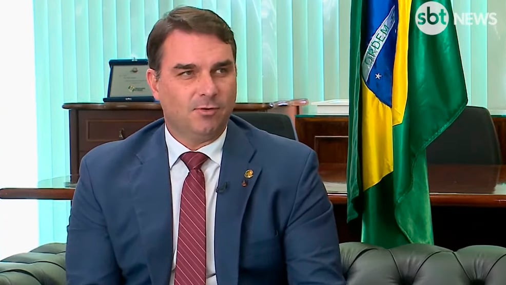 Flávio diz que “Datapovo” e “pesquisas internas” indicam vitória de Bolsonaro no primeiro turno