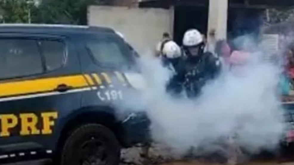 Homem morre sufocado em “câmara de gás” dentro de viatura da PRF; assista