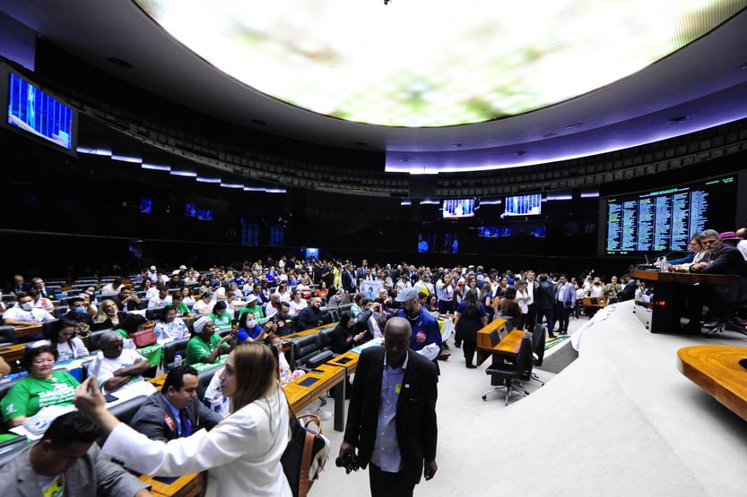 Câmara aprova projeto que estabelece novo piso salarial da enfermagem