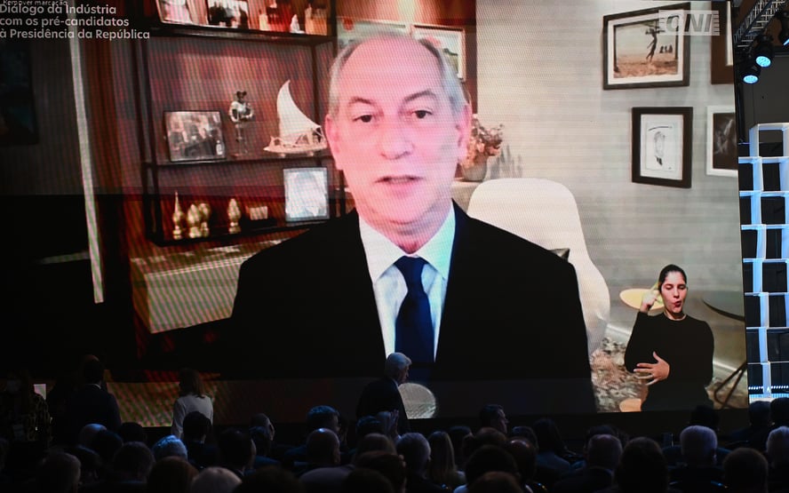 Ciro Gomes promete recriar MDIC em evento com industriais