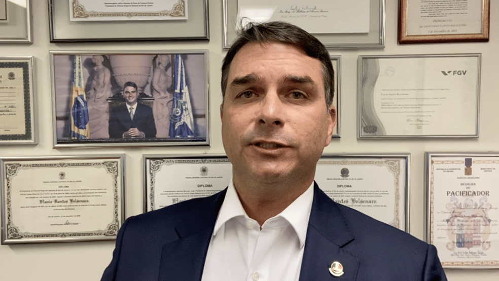 “Clara tentativa de usar eleitoralmente esse fato”, diz Flávio Bolsonaro, sobre prisão de Ribeiro
