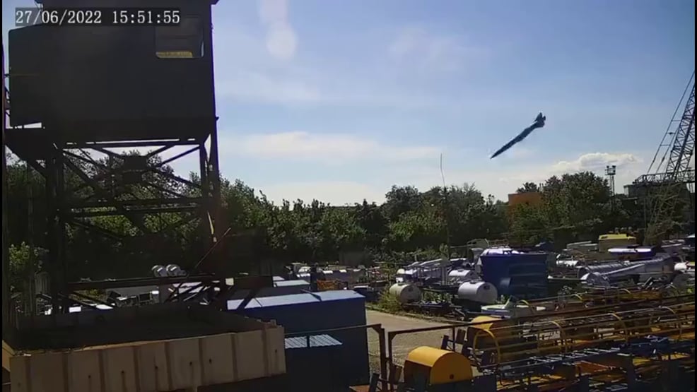 Vídeo mostra momento em que míssil atinge shopping na Ucrânia; assista