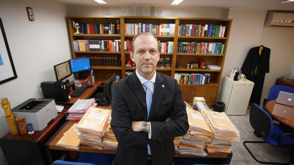 Juiz que mandou prender Ribeiro se queixa a desembargador que o soltou
