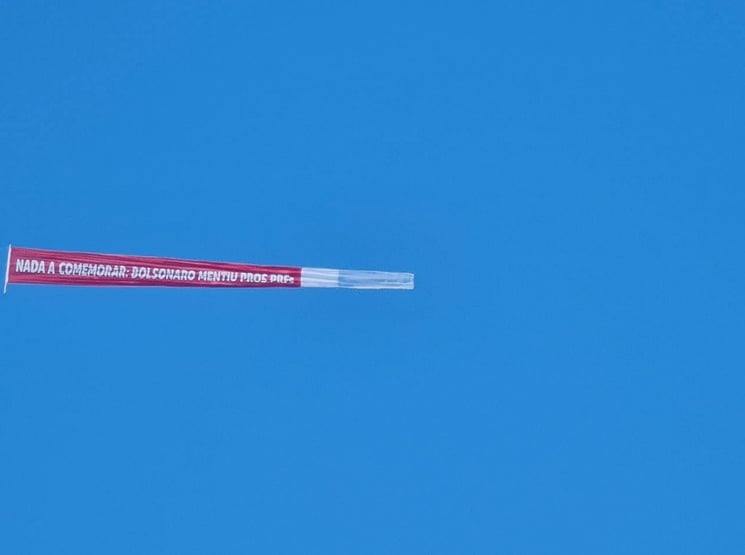 Avião com dizeres “Bolsonaro mentiu” sobrevoa evento da PRF em Santa Catarina; assista