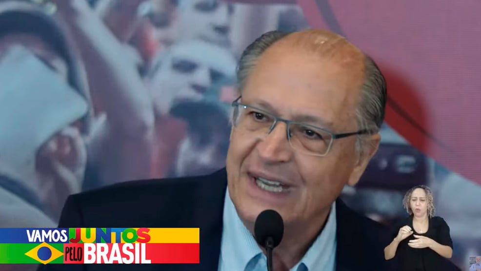 “Não se faz um programa de governo democrático em cima de motociata e jet ski”, diz Alckmin