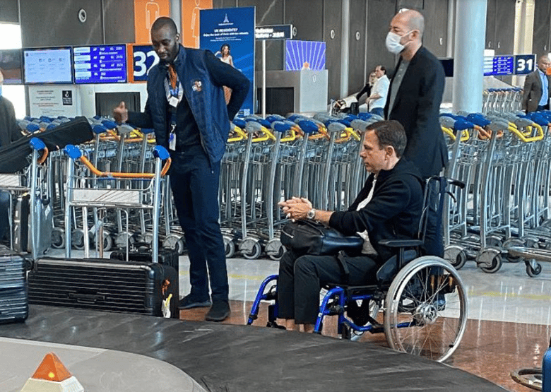 Após ser visto em cadeira de rodas, Doria diz que sofreu lesão no joelho