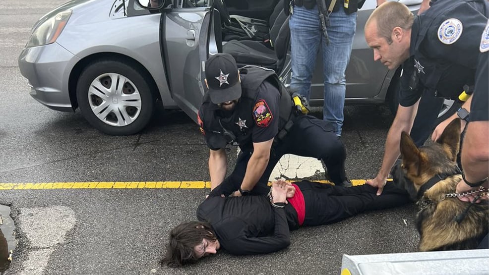 FBI prende suspeito de ataque a tiros em parada de 4 de julho perto de Chicago