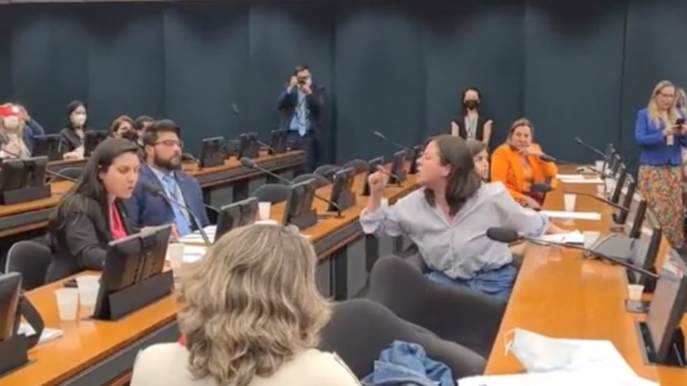 Homenagem à juíza de SC que impediu aborto termina em barraco na Câmara; veja o vídeo