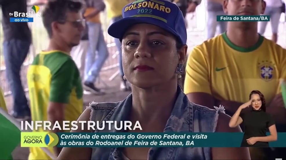 Em evento oficial, TV Brasil exibe imagens de pessoas com boné Bolsonaro 2022