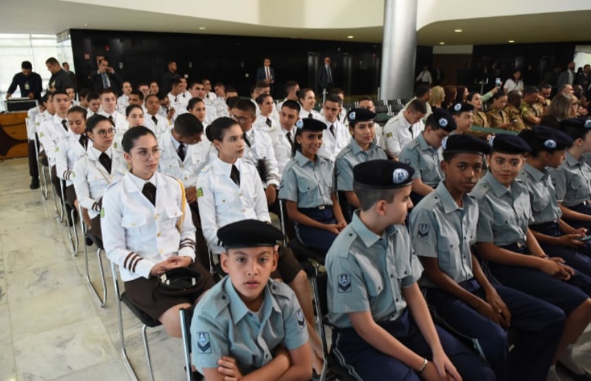 Escolas militares são mais cheias e têm aprendizagem menor, afirma pesquisa do MEC