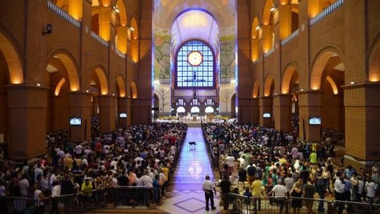 Romeiros que seguiam para Aparecida morrem atropelados na Dutra