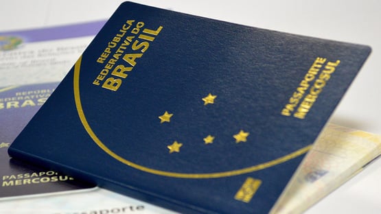 PF retoma emissão de passaportes