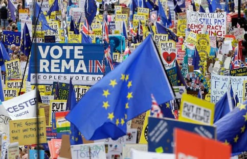 Parlamento britânico adia votação do Brexit