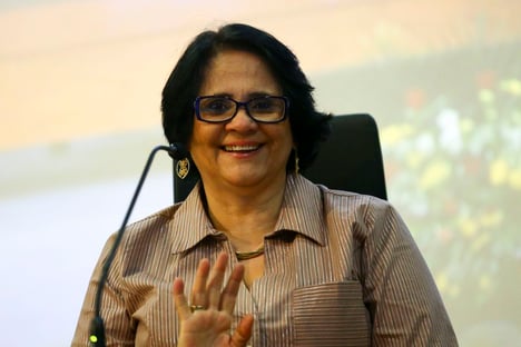 Damares vai à CNBB apresentar projetos do governo
