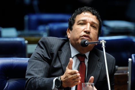 Mesmo após recuo de Bolsonaro, Magno Malta ataca ministros do STF