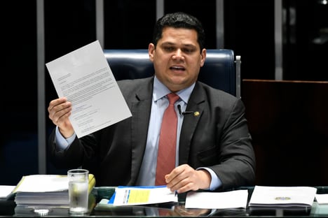 Alcolumbre diz que vai pautar projeto que limita juros