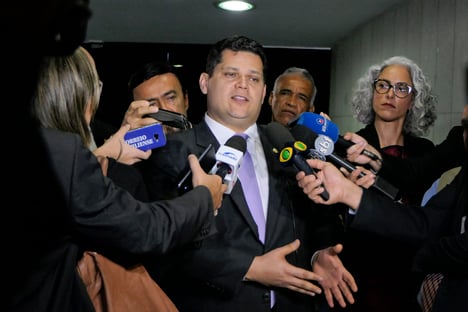 Alcolumbre nomeia mulher de deputado para assessoria de presidência do Senado