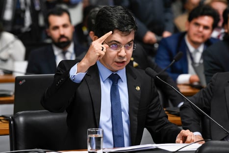 Randolfe chama Ricardo Salles de “canalha”