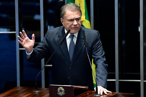 Alvaro Dias diz que não há espaço para brechas autoritárias