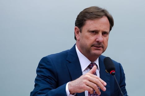 Senador condenado gastou R$ 8,6 mil do cotão para abastecer jatinho em maio
