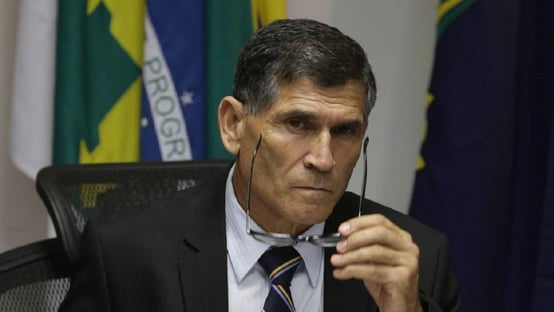 Quem forjou as mensagens de Santos Cruz?
