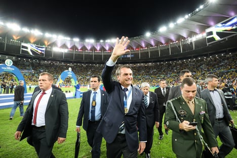 Bolsonaro defende volta do futebol e diz que chance de jogador morrer é “infinitamente pequena”