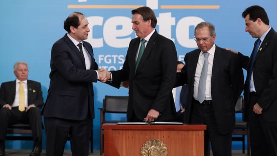 Bolsonaro desmarca reunião com chanceler da França para cortar cabelo