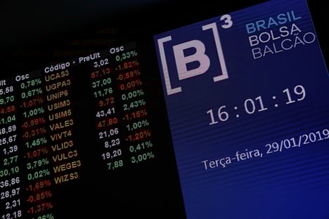 Em dia caótico, Ibovespa despenca quase 15% no fechamento