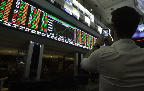 Bolsa fecha em alta de 1,98% e dólar sobe 0,43%