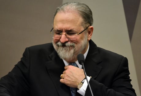 A coisa está ficando feia, Aras